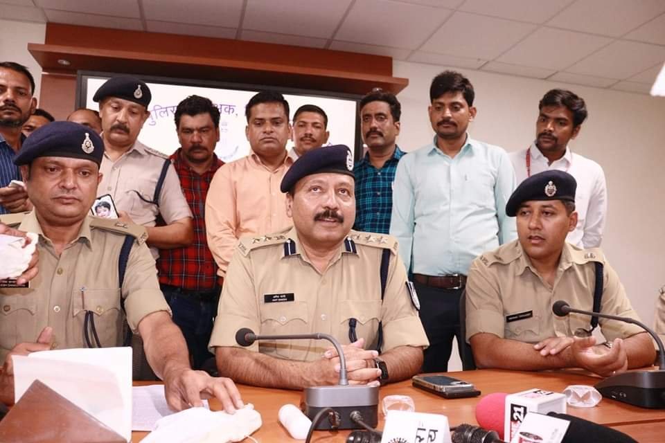 भिंड जिला में घर में घुस कर डकैती डालने वाले तीन शातिर बदमाशों को अवैध हथियारों के साथ ग्वालियर पुलिस ने किया गिरफ्तार | New India Times