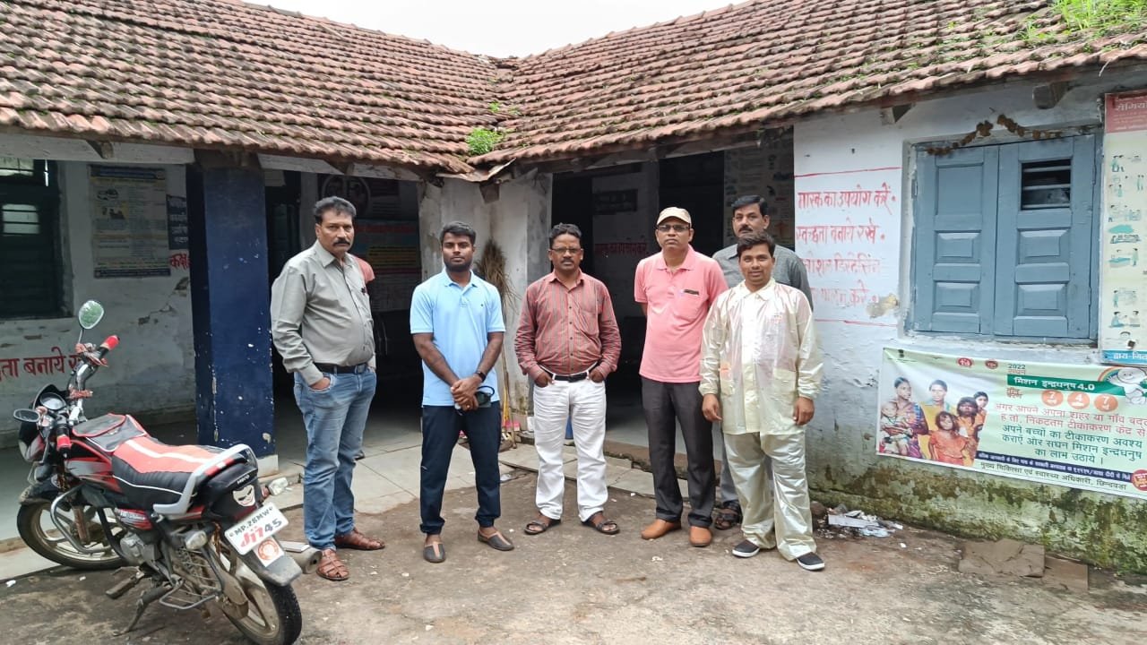 बंदरों के उछल कूद से सामुदायिक स्वास्थ्य केंद्र की छत टूटी, बाल-बाल बचे कर्मचारी सहित मरीज | New India Times