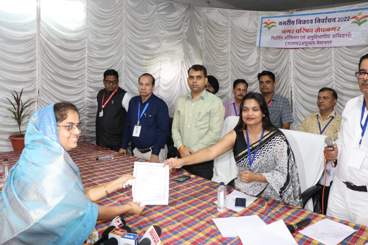 मेघनगर नगर परिषद चुनाव परिणाम की घोषणा के बाद दिये गये प्रमाण पत्र, विजयी पार्षदों ने मनाया जीत का जश्न | New India Times