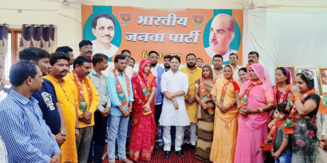 भाजपा ने बदनावर और मांडव की जीत पर जिला कार्यालय पर कार्यकर्ताओं को मिठाई खिलाकर व आतिशबाज़ी कर मनाया विजयोत्सव | New India Times