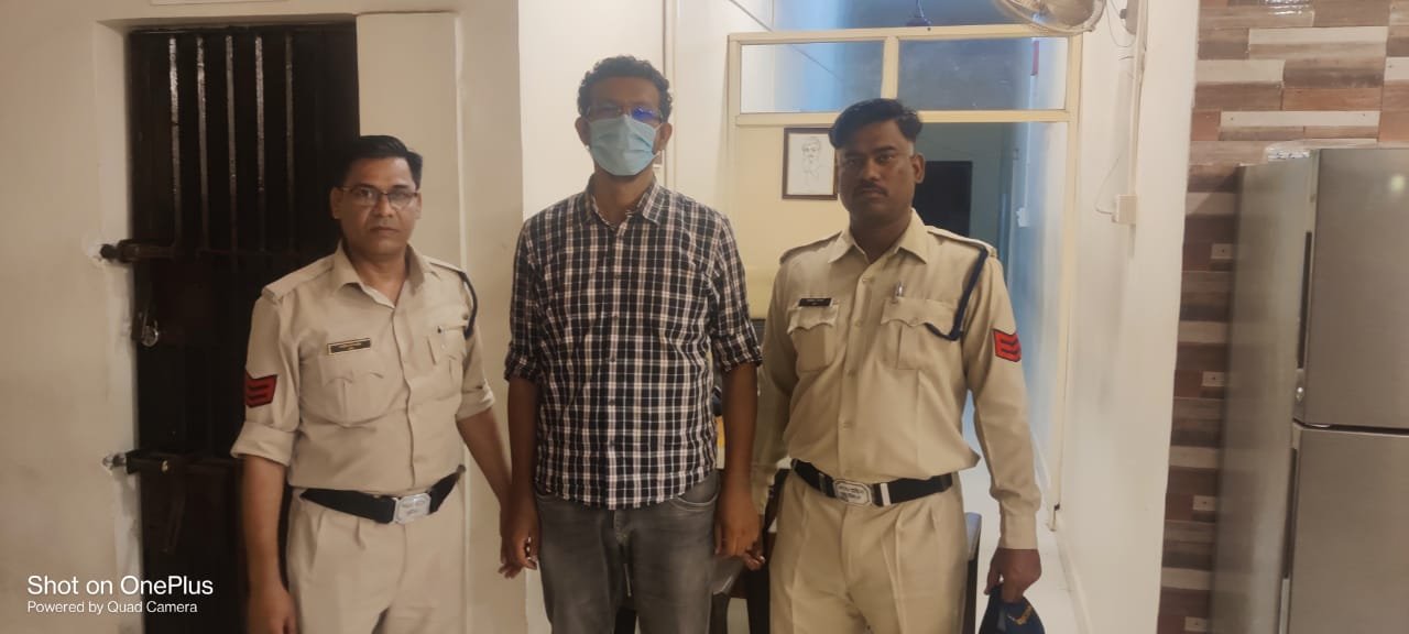 जिला अस्पताल धोखाधड़ी व शासकीय राशि ग़बन मामले में लालबाग़ पुलिस ने सीएमएचओ कार्यालय के जिला लेखा प्रबंधक सुशांत जीभेनकर को 1.5 लाख रुपये के साथ किया गिरफ्तार | New India Times