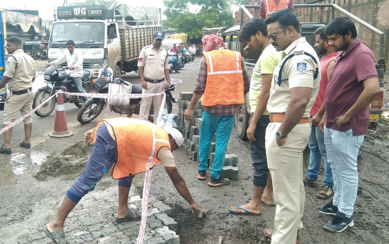 यातायात सुबेदार हेमंत पाटीदार नवाचार कर अपनी निगरानी में भरवा रहे हैं हाईवे के गड्ढे | New India Times