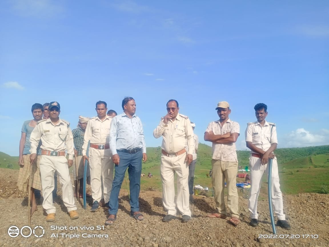 भेड़ बकरी चराने वालों को वन विभाग की टीम एवं वन समीती के सदस्य खेल प्रशिक्षक जोसफ मावी ने दी हिदायत | New India Times