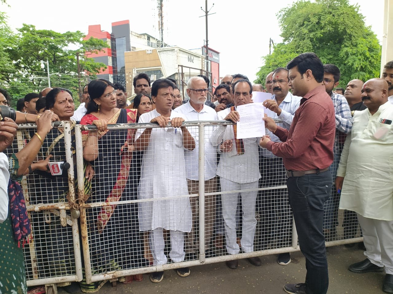 ईडी की कार्रवाई के खिलाफ कांग्रेस ने खोला मोर्चा: जिला कांग्रेस ने ज्ञापन सौंपकर दर्ज कराया विरोध | New India Times