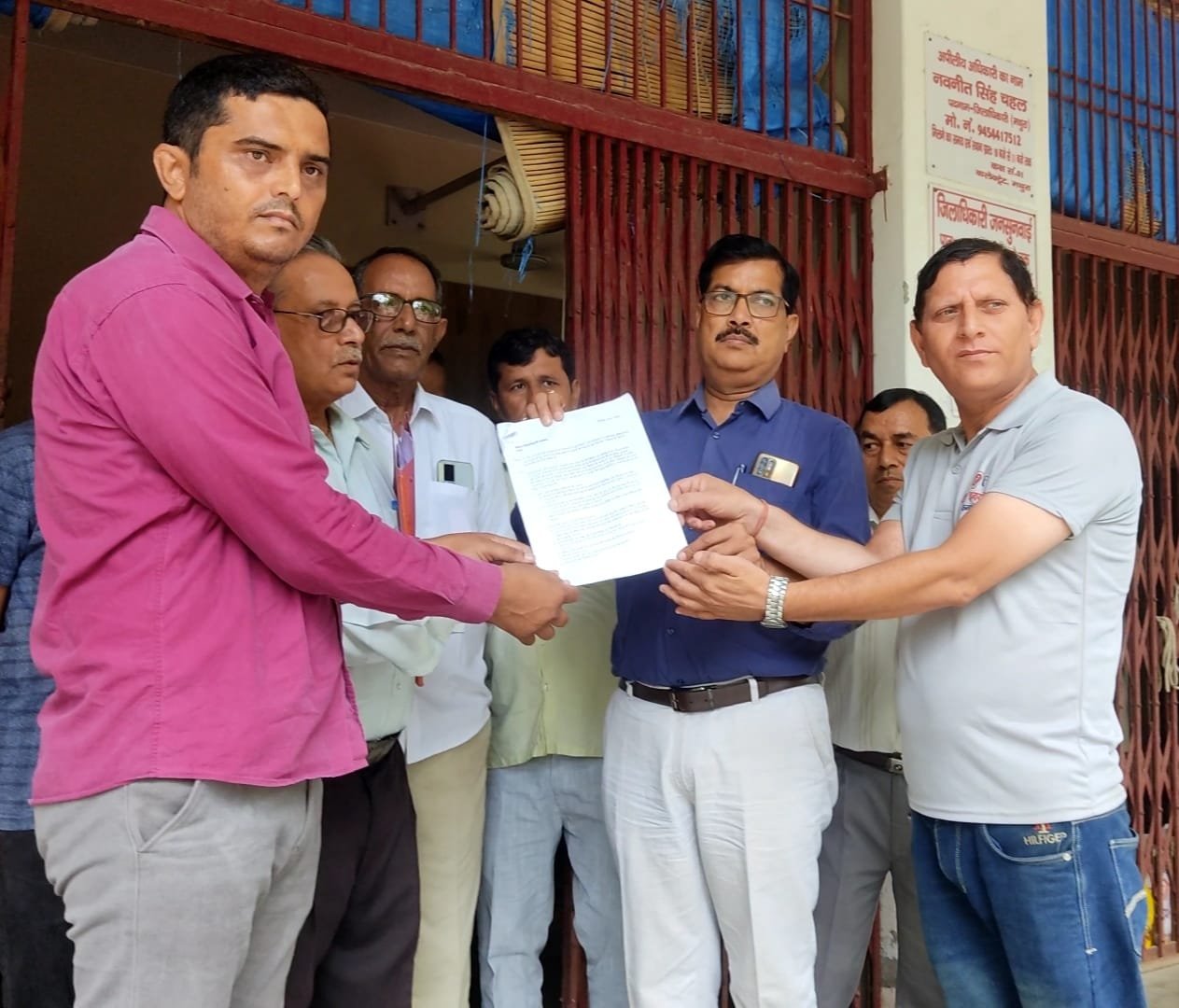 बिल्डर की धोखाधड़ी के खिलाफ जिलाधिकारी को सौंपा गया ज्ञापन, <br>एडीएम ने दिए जांच के आदेश | New India Times