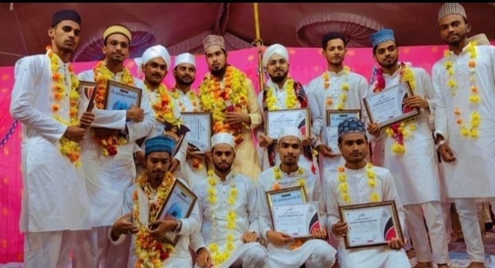 दस्तार बंदी कार्यक्रम में 61 छात्र- छात्राओं को प्रदान की गई उपाधि, 15 पूर्व छात्रों को शैखुल कबीर अवार्ड से नवाज़ा गया | New India Times