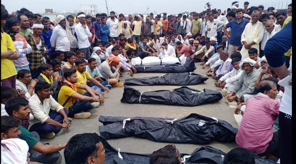 हाथरस में हुई सडक दुर्घटना में मृतकों के परिजनों एवं क्षेत्र वासियों ने गणेश पुरा हाईवे पर किया चक्काजाम, घटना स्थल पर पहुंचे म.प्र. बीज निगम के अध्यक्ष मुन्नालाल गोयल | New India Times