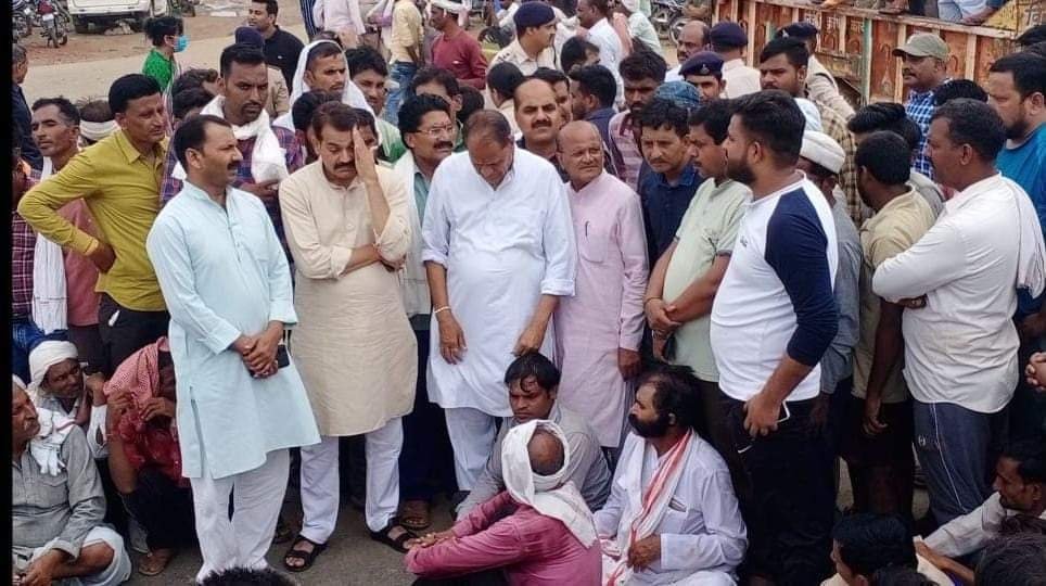 हाथरस में हुई सडक दुर्घटना में मृतकों के परिजनों एवं क्षेत्र वासियों ने गणेश पुरा हाईवे पर किया चक्काजाम, घटना स्थल पर पहुंचे म.प्र. बीज निगम के अध्यक्ष मुन्नालाल गोयल | New India Times