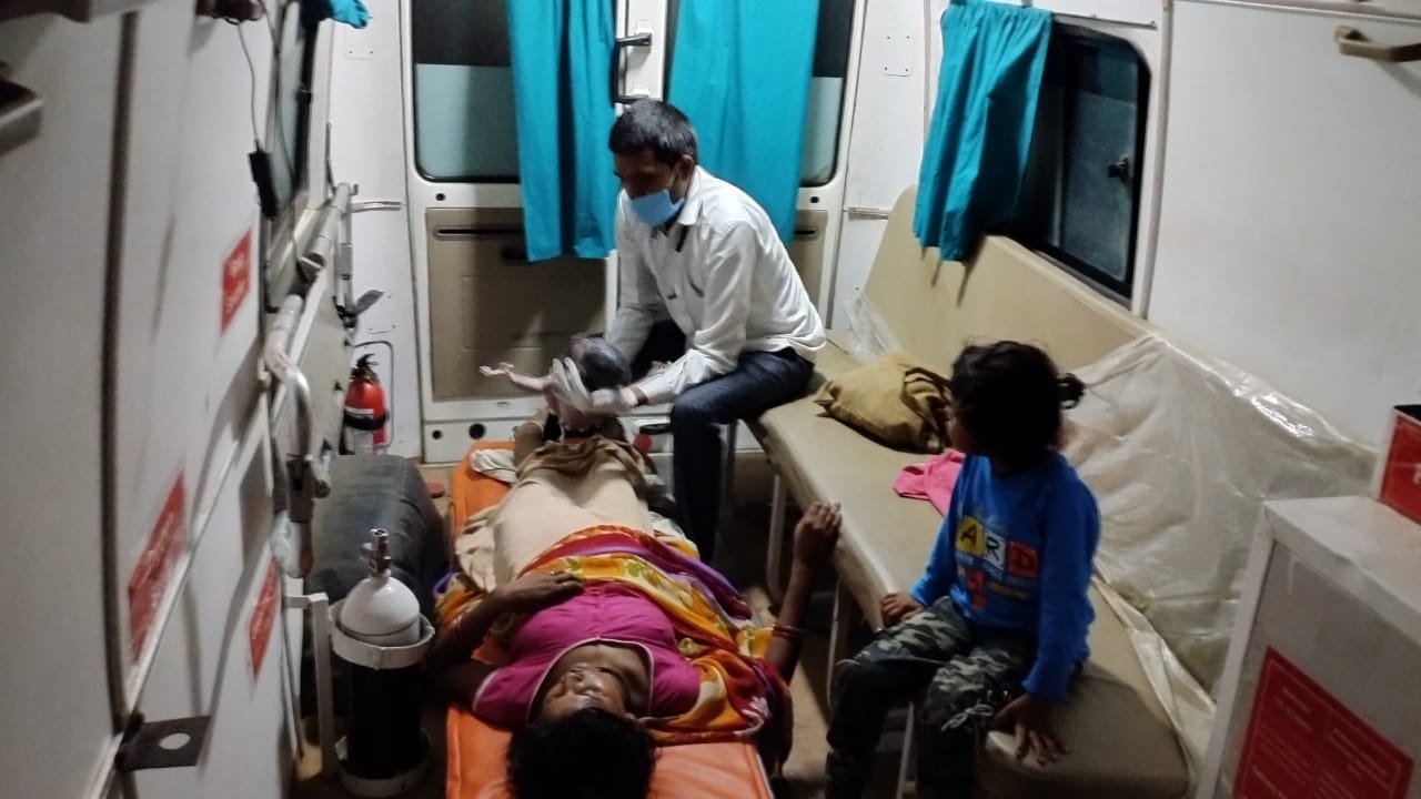 जीवनदायिनी बनी 102 एम्बुलेंस सेवा, महिला की हालत बिगड़ने पर कर्मचारियों ने रास्ते में कराया सुरक्षित प्रसव | New India Times