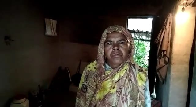 वृद्धा पेंशन से वंचित एक पैर से दिव्यांग महिला मजदूरी करके कर रही है जीवन यापन, जिम्मेदार कर रहें टाला मटोली 2 वृद्धा पेंशन से वंचित एक पैर से दिव्यांग महिला मजदूरी करके कर रही है जीवन यापन, जिम्मेदार कर रहें टाला मटोली | New India Times