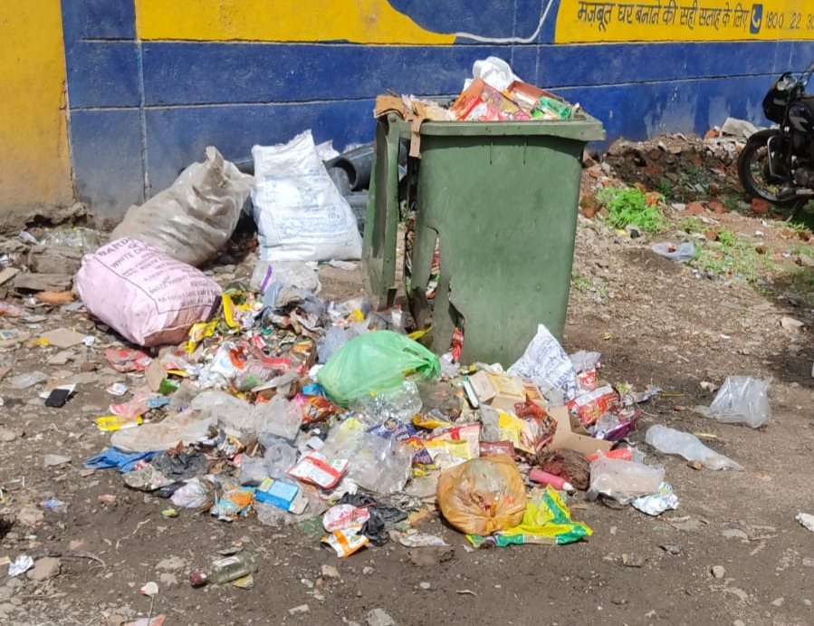 मेघनगर वासी कचरा गाड़ी का 8 दिनों से कर रहे हैं इंतजार, ट्रेचिंग ग्राउंड की वेकल्पिक व्यस्था ना होने से घरों के अन्दर और बाहर कचरा डस्टबिन और पेटियों में हुआ लबालब | New India Times