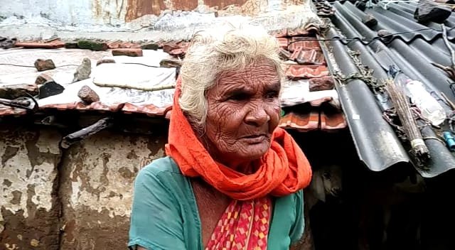 बरसात के समय घर में आता है पानी, प्रधानमंत्री आवास योजना में नाम आने के बाद भी नहीं मिल रहा है लाभ | New India Times