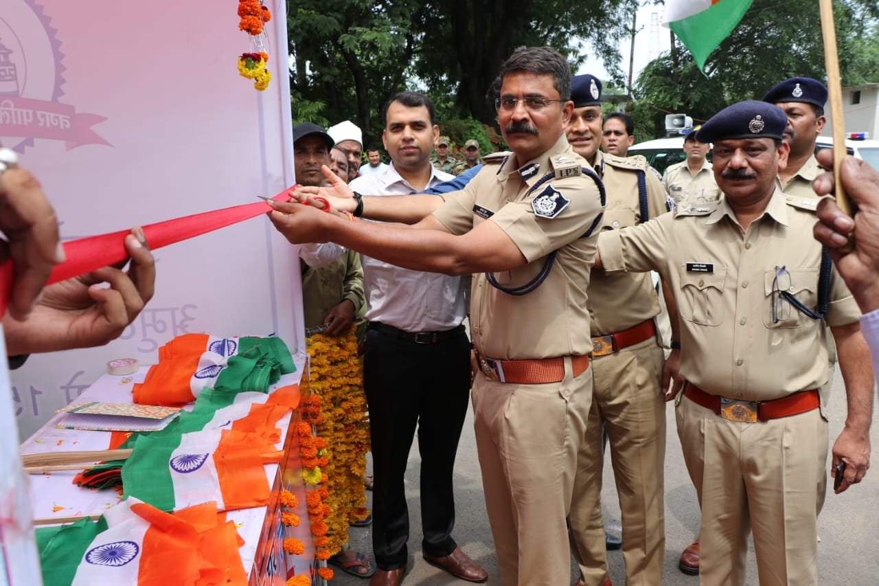 आजादी के अमृत महोत्सव के अंतर्गत 11 से 17 अगस्त तक चलने वाले हर घर तिरंगा कार्यक्रम के लिए कलेक्टर कार्यालय परिसर में लगाई गई स्टॉल का आई.जी. के द्वारा किया गया उद्घाटन | New India Times