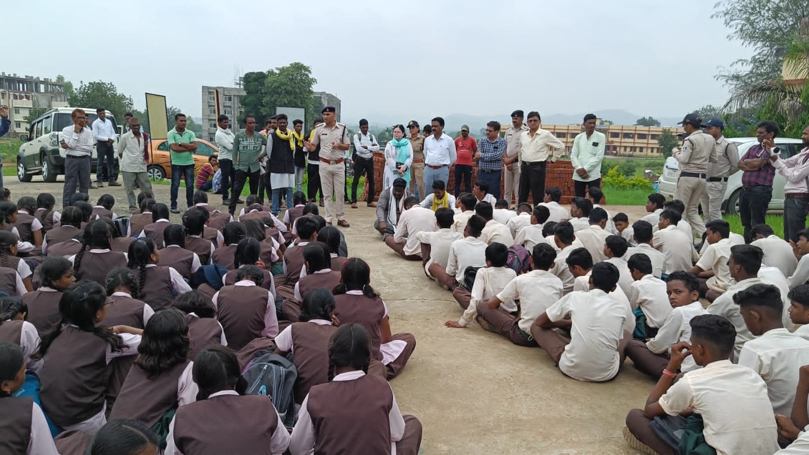 एकलव्य आदर्श आवासीय विद्यालय प्रबंधन के खिलाफ छात्रों ने मोर्चा खोला, सहायक आयुक्त ने विद्यार्थियों को समझाइश देकर कराया मामला शांत | New India Times