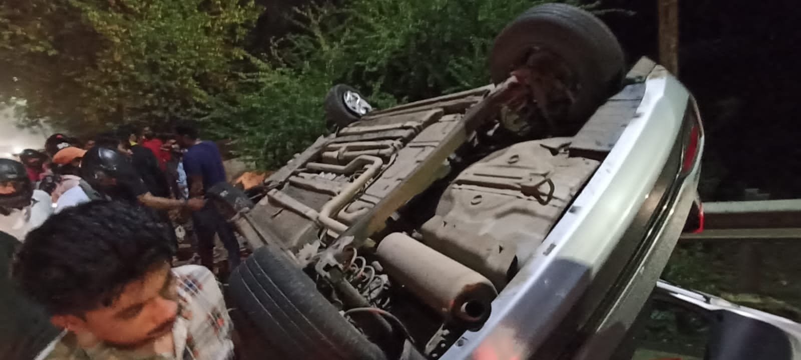 भोपाल शहर में एक लग्ज़री कार चालक ने 13 लोगों को रौंदा, पब्लिक ने चालक की जमकर पिटाई कर किया पुलिस के हवाले | New India Times