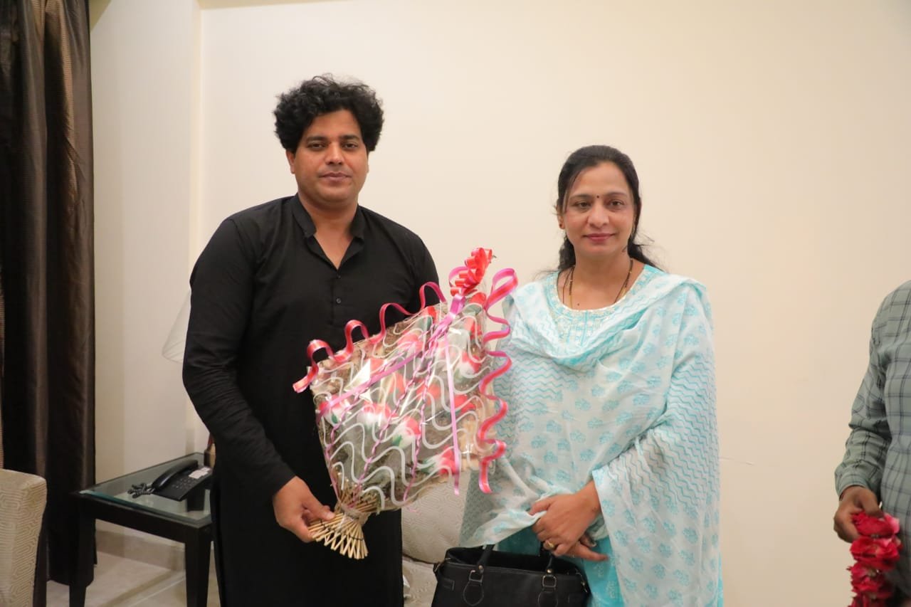 कांग्रेस अल्पसंख्यक के राष्ट्रीय अध्यक्ष इमरान को दिल्ली पहुंचकर दी शालिनी शर्मा ने जन्मदिन की मुबारकबाद | New India Times