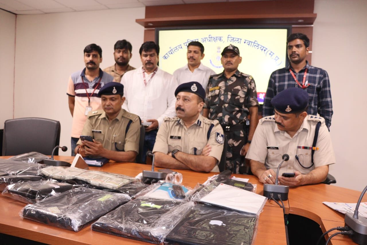 फर्जी कॉल सेन्टर के जरिये दुबई में नौकरी लगवाने के नाम पर कई लोगों के साथ ठगी करने वाले एक आरोपी को ग्वालियर क्राइम ब्रांच ने किया गिरफ्तार | New India Times