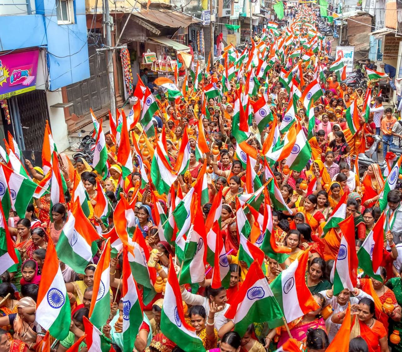 राष्ट्र धर्म समरसता तिरंगा कावड़ यात्रा में नगर सहित 75 देव स्थलों पर एक साथ एक लाख से अधिक परिवारों ने किया शिव का जल अभिषेक | New India Times