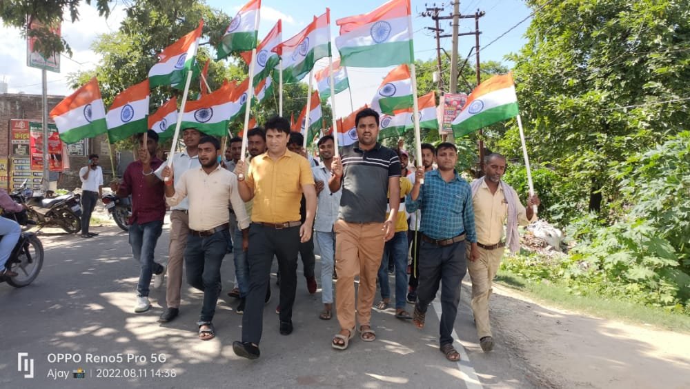 इटवा तहसील में आजादी के अमृत महोत्सव के उपलक्ष्य में नगर पंचायत कर्मियों ने निकाली पैदल तिरंगा रैली | New India Times