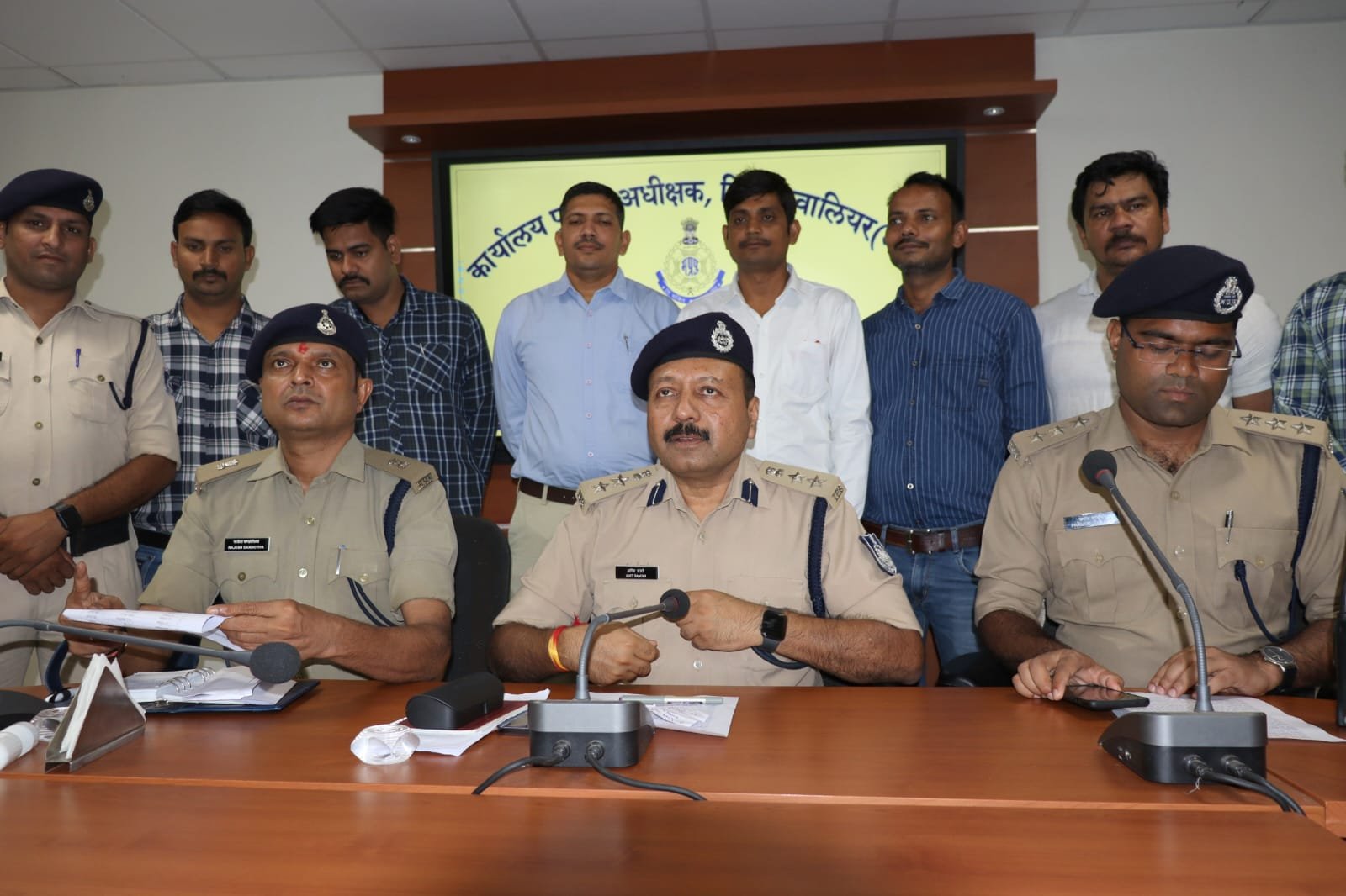 क्राइम ब्रांच एवं थाना बहोड़ापुर पुलिस ने संयुक्त कार्रवाई करते हुए गले से मंगलसूत्र छीनने वाले लुटेरों को गिरफ्तार कर मंगलसूत्र किया बरामद | New India Times