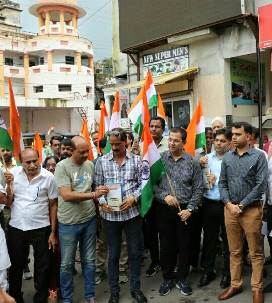 आजादी के अमृत महोत्सव में हर घर तिरंगा लगाएं: कलेक्टर. कलेक्टर सोमेश मिश्रा ने बारिश की फुहारों के चलते झाबुआ के व्यापारियों के यहां घर-घर जाकर किया तिरंगा भेंट | New India Times