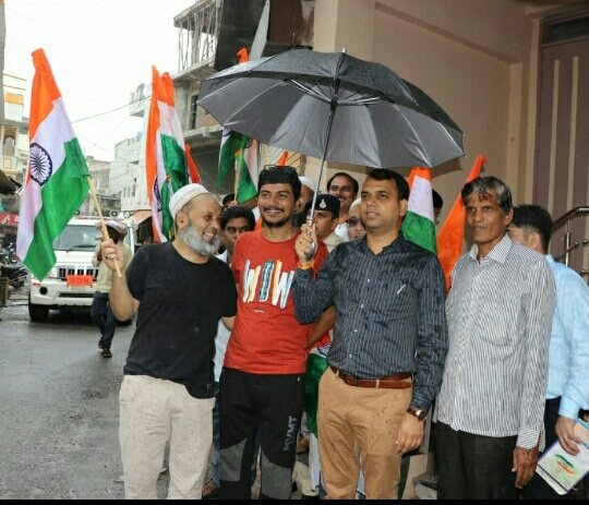 आजादी के अमृत महोत्सव में हर घर तिरंगा लगाएं: कलेक्टर. कलेक्टर सोमेश मिश्रा ने बारिश की फुहारों के चलते झाबुआ के व्यापारियों के यहां घर-घर जाकर किया तिरंगा भेंट | New India Times