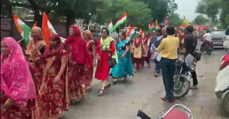 मेघनगर में सरकार की मंशा अनुसार हर घर तिरंगा अभियान है जारी, मेघनगर तहसीलदार चौहान व शासकीय उत्कृष्ट विद्यालय के प्राचार्य दिलीप नायक ने भी की घर घर तिरंगा लहराने की अपील | New India Times