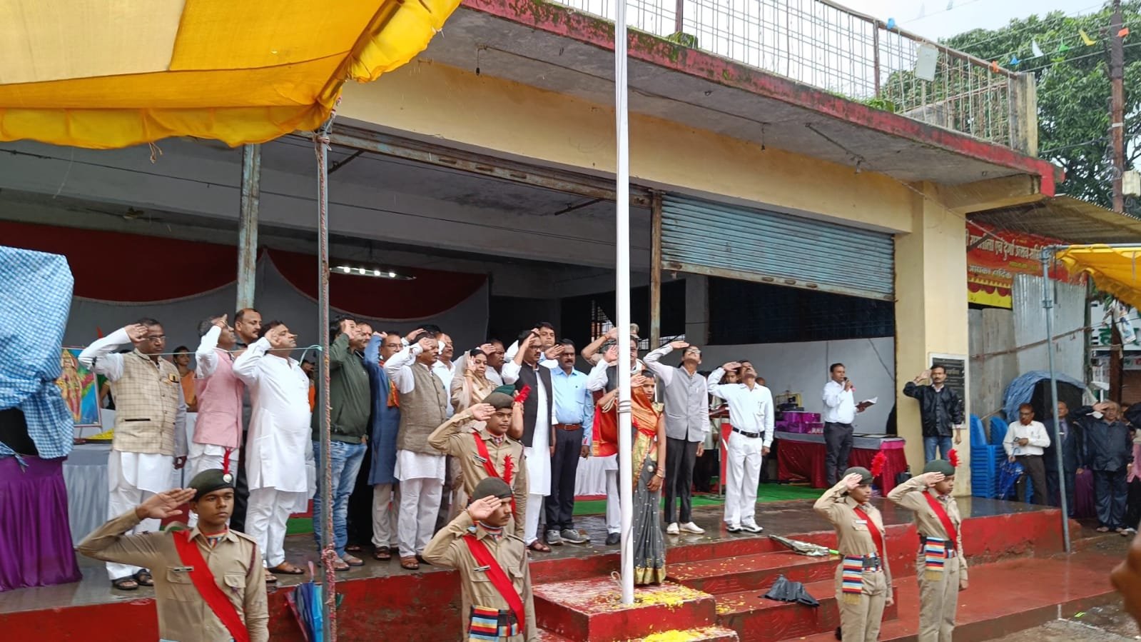 ऐतिहासिक रूप में मनाई गई स्वतंत्रता दिवस, शान से लहराया तिरंगा, सामुदायिक स्वास्थ्य केंद्र में दवाइयां वितरण, बच्चों ने गाए तराने, विशाल तिरंगा यात्रा का हुआ आयोजन | New India Times