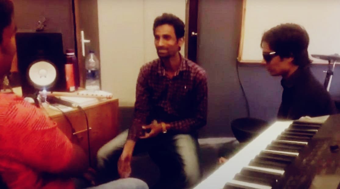 इंदौर के विजय पांचाल ने आंखें नहीं होने के बावजूद बनाया पूरी फिल्म का म्यूजिक | New India Times