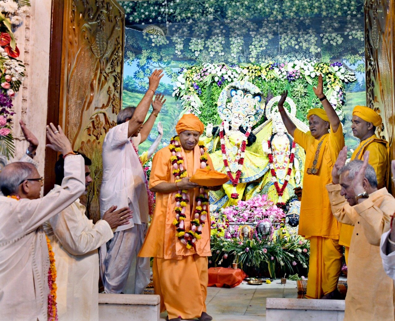 श्रीकृष्ण जन्माष्टमी के मौके पर मथुरा पहुंच मुख्यमंत्री योगी आदित्यनाथ ने किए श्री कृष्ण के दर्शन | New India Times