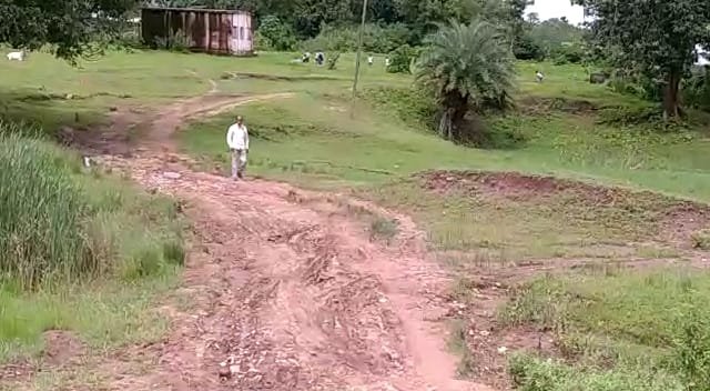 अधूरी सड़क बारिश में बनी मुसीबत, दुर्घटनाओं का सिलसिला जारी | New India Times