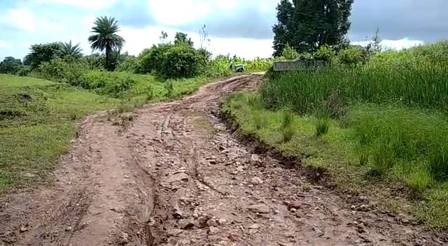 अधूरी सड़क बारिश में बनी मुसीबत, दुर्घटनाओं का सिलसिला जारी | New India Times