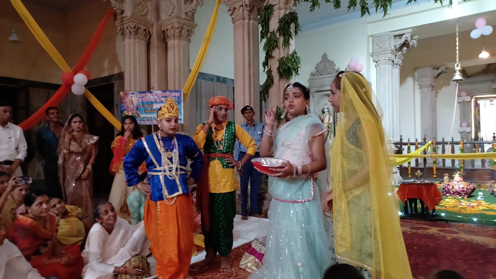 अम्मा महाराज की छतरी में मंदिर में आयोजित श्रीकृष्ण जन्माष्टमी महोत्सव के कार्यक्रम में लगाई गई सुंदर झांकी | New India Times