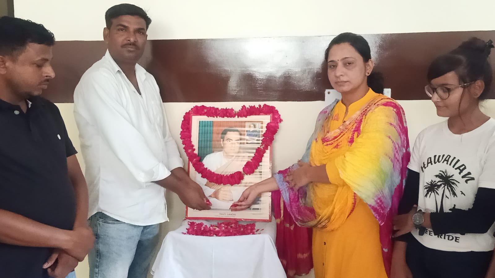 कांग्रेस नेत्री शालिनी शर्मा के कार्यालय पर स्वर्गीय राजीव गांधी के चित्र पर अर्पित किया गया पुष्पांजलि | New India Times