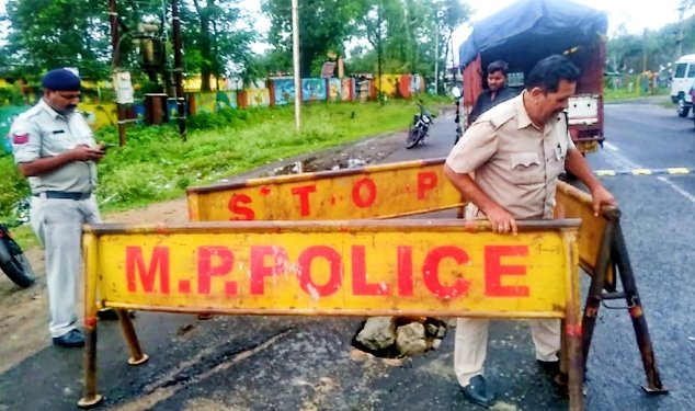 दमुआ में सड़क पर गड्ढे, मवेशियों का जमावड़ा, अतिक्रमण के कारण सड़क दुर्घटना का अंदेशा | New India Times