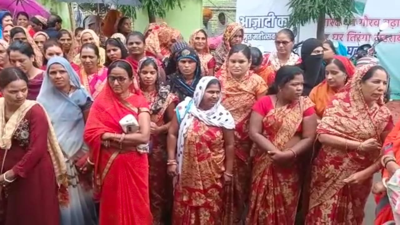 वेतन की मांग को लेकर आंगनवाड़ी कार्यकर्ताओं एवं सहायिकाओं द्वारा रैली निकालकर मुख्यमंत्री के नाम सौंपा गया ज्ञापन | New India Times