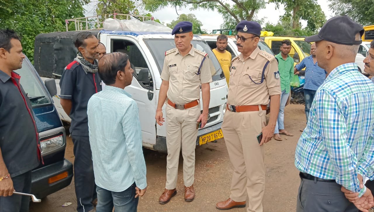 सड़क सुरक्षा को लेकर थाना प्रभारी ने वाहन चालकों को दी हिदायत, पुलिस ने बारीकी से चेक किए वाहन | New India Times