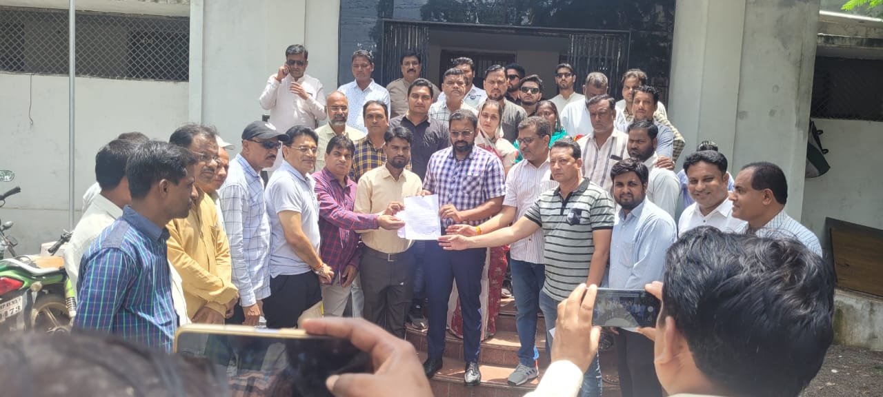 बुरहानपुर जिले में बढ़ती दुर्घटनाओं को लेकर कांग्रेसियों ने दिया ज्ञापन | New India Times