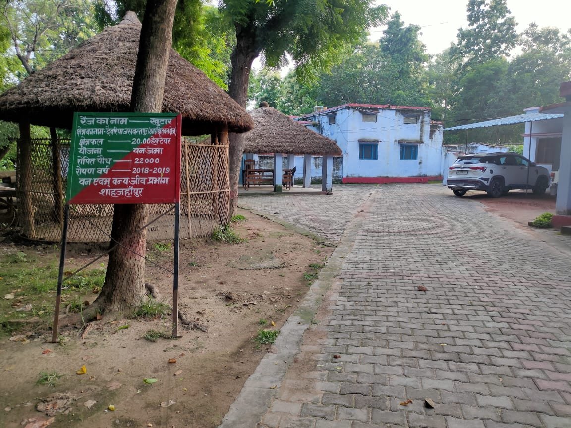 वन दरोगा को अधिकारियों द्वारा सस्पेंड किए जाने के बाद रेंजर डीएस यादव खुटार रेंज में कुंडली मारकर बैठे | New India Times