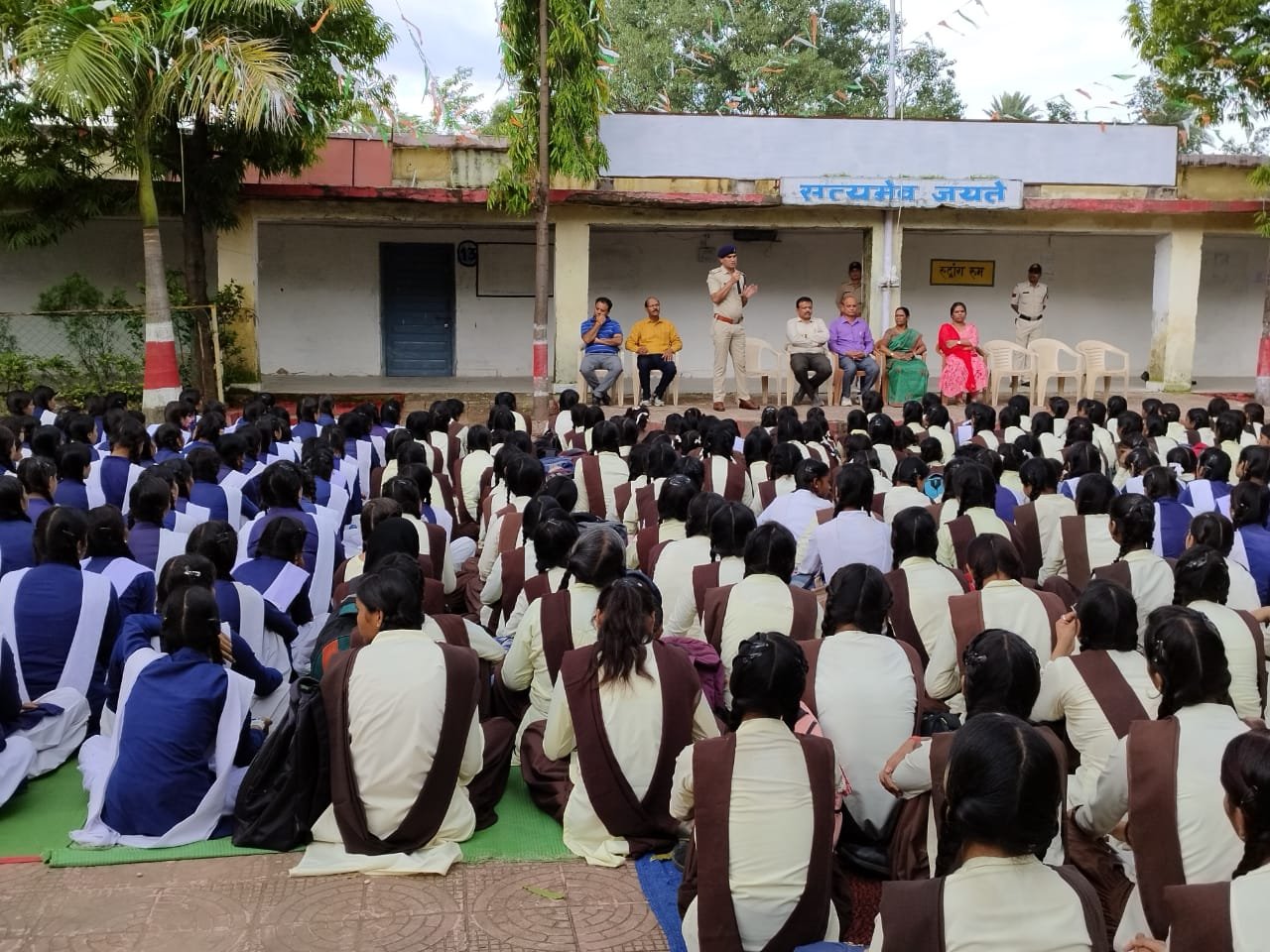 सड़क सुरक्षा को लेकर विद्यार्थियों को पुलिस ने किया जागरूक | New India Times