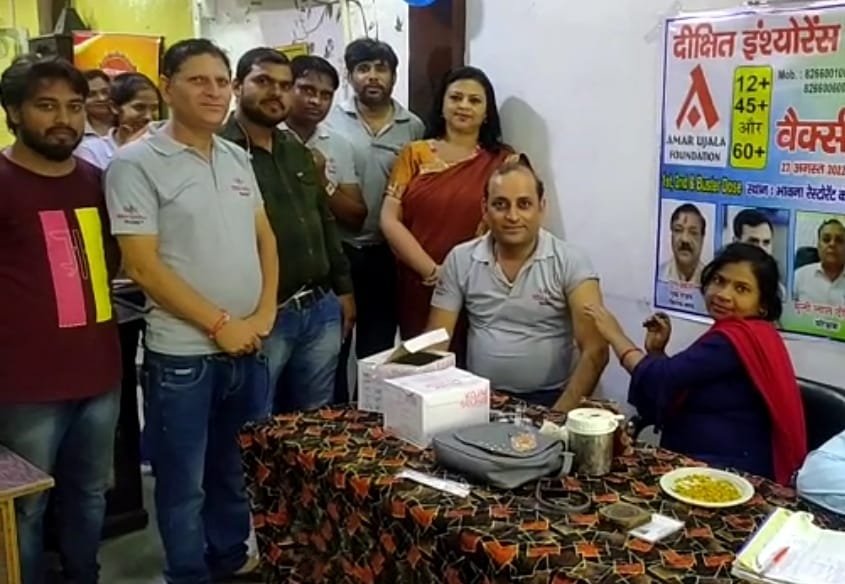 दीक्षित इंश्योरेंस फिनकॉर्प मथुरा व ब्रज यातायात एवं पर्यावरण जनजागरूकता समिति द्वारा लगवाया गया युवा स्पेशल वैक्सीनेशन कैंप | New India Times