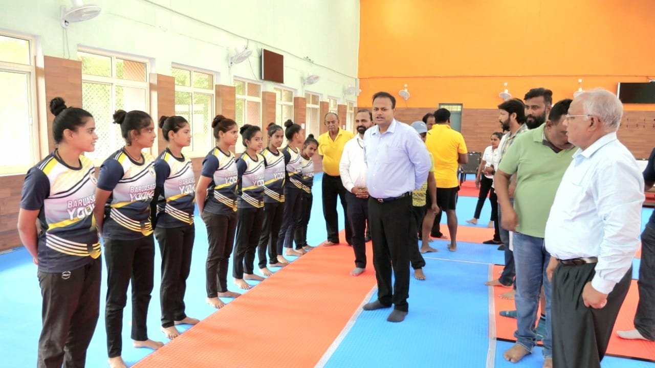 जिलाधिकारी श्री रवींद्र कुमार ने ध्यानचंद स्टेडियम में आयोजित एक समारोह में सुदूर गांव की 8 लड़कियों को प्रदान किया लगभग 4.52 लाख रुपये की कबड्डी मैट | New India Times