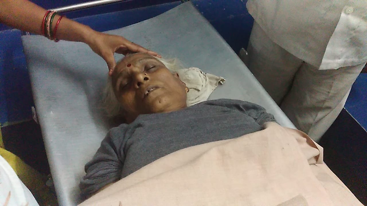 ज़हरीले सांप के काटने से इलाज के अभाव में अस्पताल में महिला की हुई दर्दनाक मौत, जिम्मेदारों के नहीं खुले द्वार, सिस्टम पर लगे गंभीर आरोप | New India Times