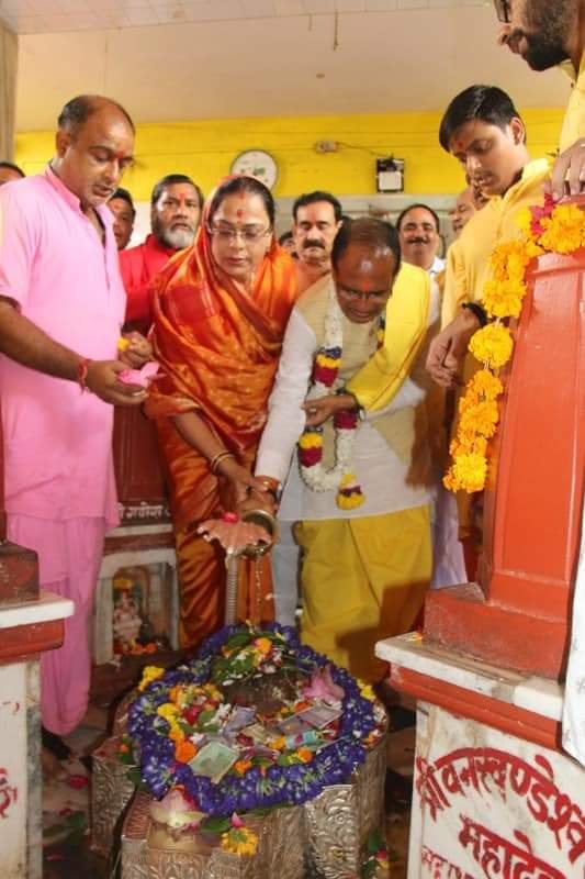 मुख्यमंत्री श्री चौहान ने माँ पीतांबरा पीठ पहुंच कर की पूजा अर्चना | New India Times