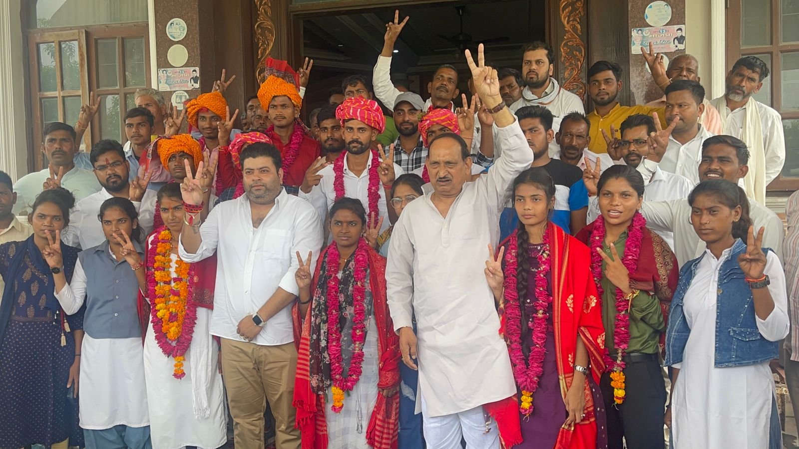 पूर्व विधायक जसवंत सिंह गुर्जर एवं युवा भाजपा नेता राहुल ने नवनिर्वाचित छात्र नेताओं का किया स्वागत सम्मान | New India Times