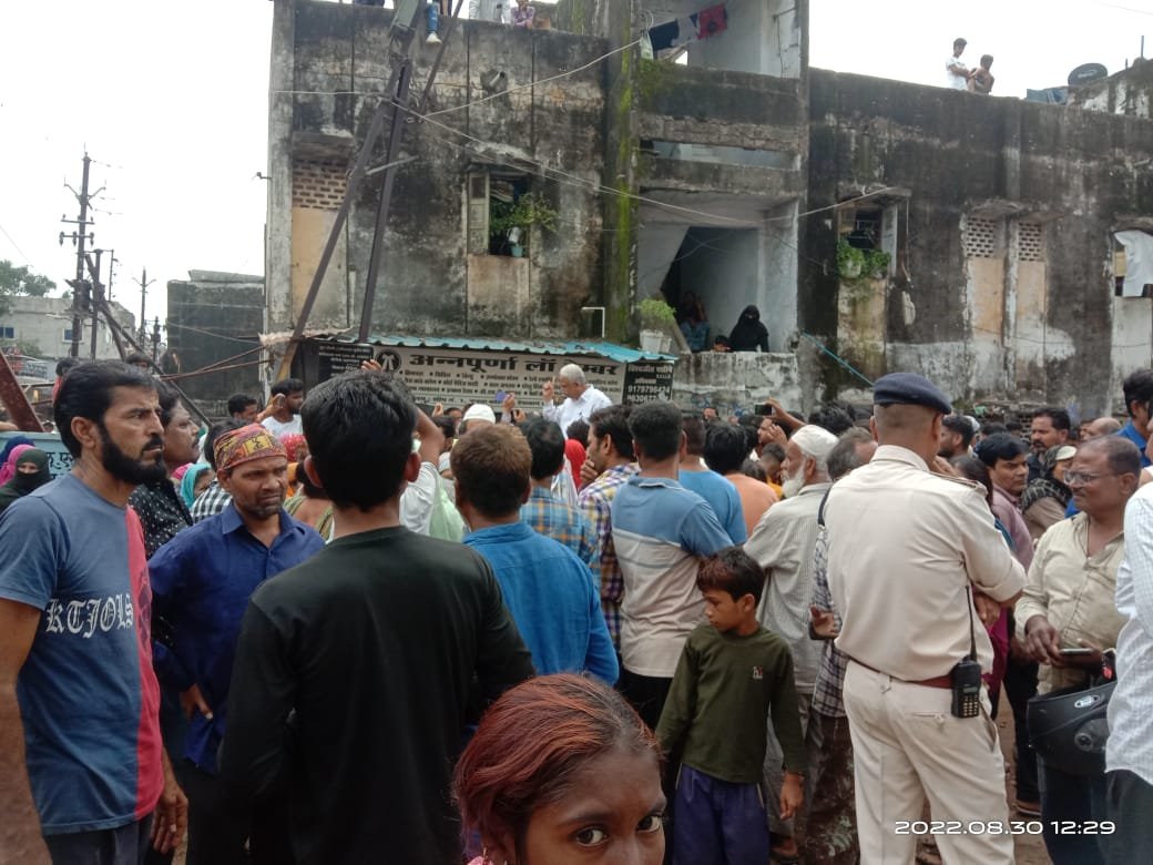 जर्जर हो चुके जनता क्वार्टर के रहवासियों के भारी विरोध के कारण नगर निगम अमले को बिना मकान तोड़े जाना पड़ा वापस, मकान के बदले मकान देने की मांग | New India Times