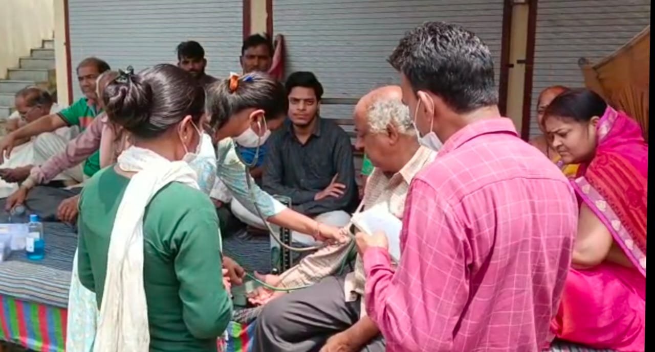 हड़ताली दुकानदारों को मिल रहा व्यापक समर्थन, दुकानें ना मिलने से दुकानदारों ने दूसरे दिन भी जारी रखी अनशन, जयस संघटन ने दुकानदारों के समर्थन में सौंपा ज्ञापन | New India Times