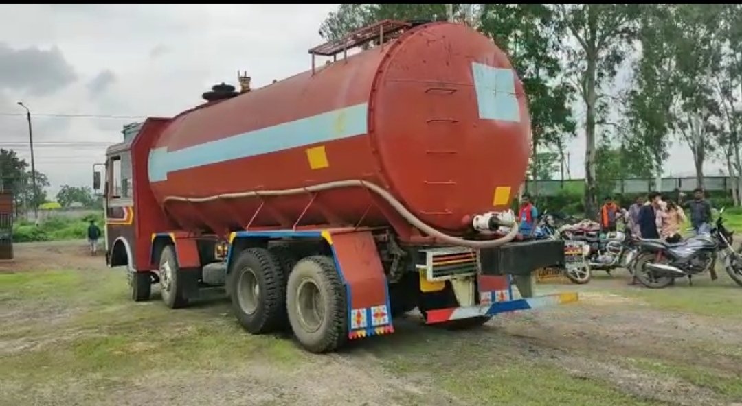 औधोगिक क्षेत्र में दूषित जहरीले केमिकल से भरे टेंकर को खाली होते ग्रामीणों ने पकड़ा | New India Times