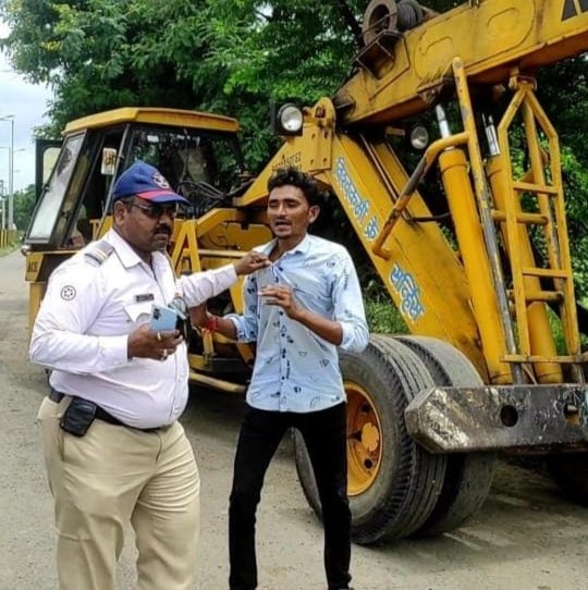 इंटर डिस्ट्रिक्ट्स वाहन चालकों का बड़ा सिरदर्द, ट्रैफिक पुलिस कर्मी का गाड़ी रोको और वसूली करो आभियान जोरों पर | New India Times