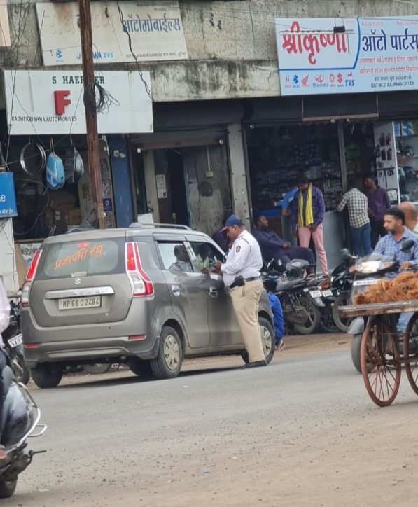 इंटर डिस्ट्रिक्ट्स वाहन चालकों का बड़ा सिरदर्द, ट्रैफिक पुलिस कर्मी का गाड़ी रोको और वसूली करो आभियान जोरों पर 2 इंटर डिस्ट्रिक्ट्स वाहन चालकों का बड़ा सिरदर्द, ट्रैफिक पुलिस कर्मी का गाड़ी रोको और वसूली करो आभियान जोरों पर | New India Times